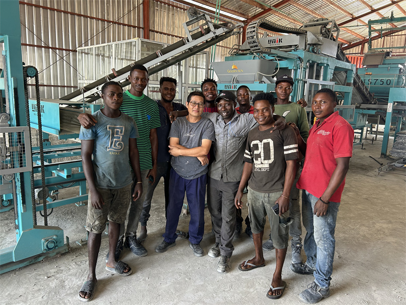 నైజీరియాలో కాంక్రీట్ బ్లాక్ మోల్డింగ్ మెషిన్ అమ్మకానికి ఉంది: UNIK మెషినరీ ప్రత్యేకంగా నిలుస్తుంది